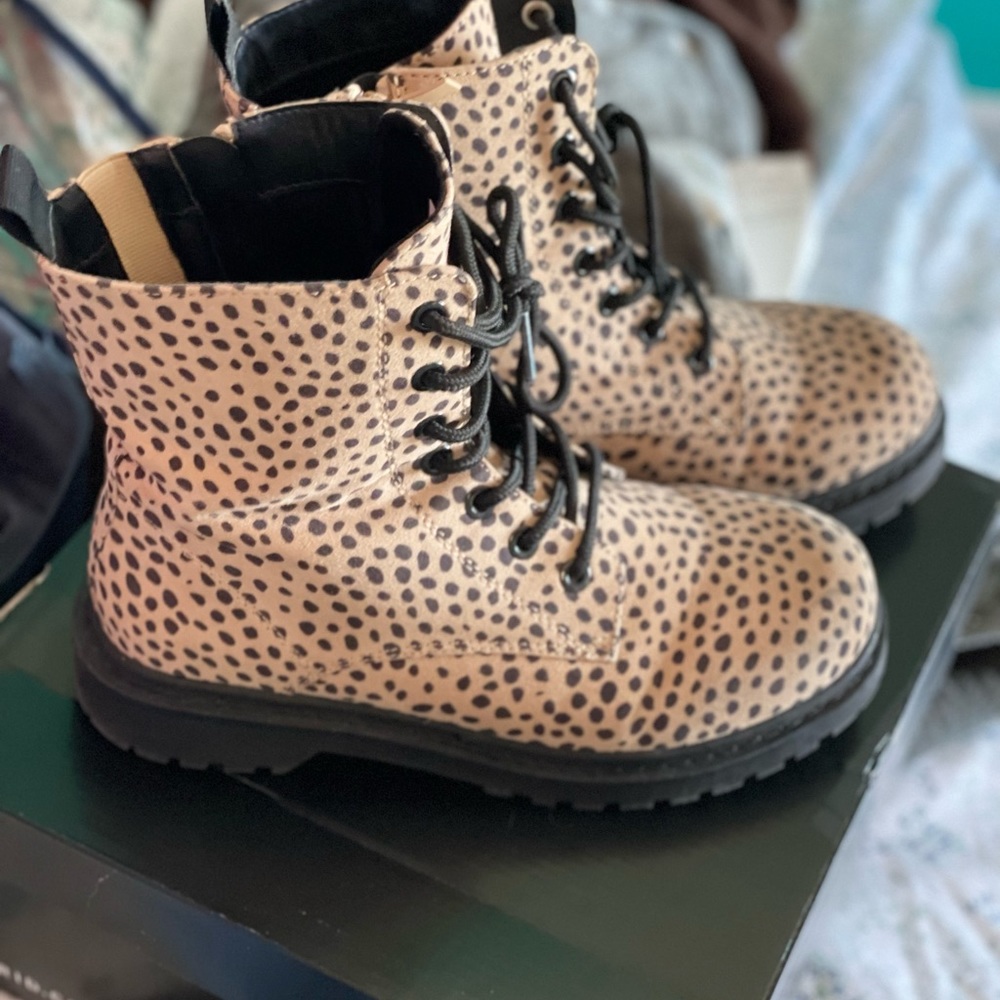 Leopard combat boot